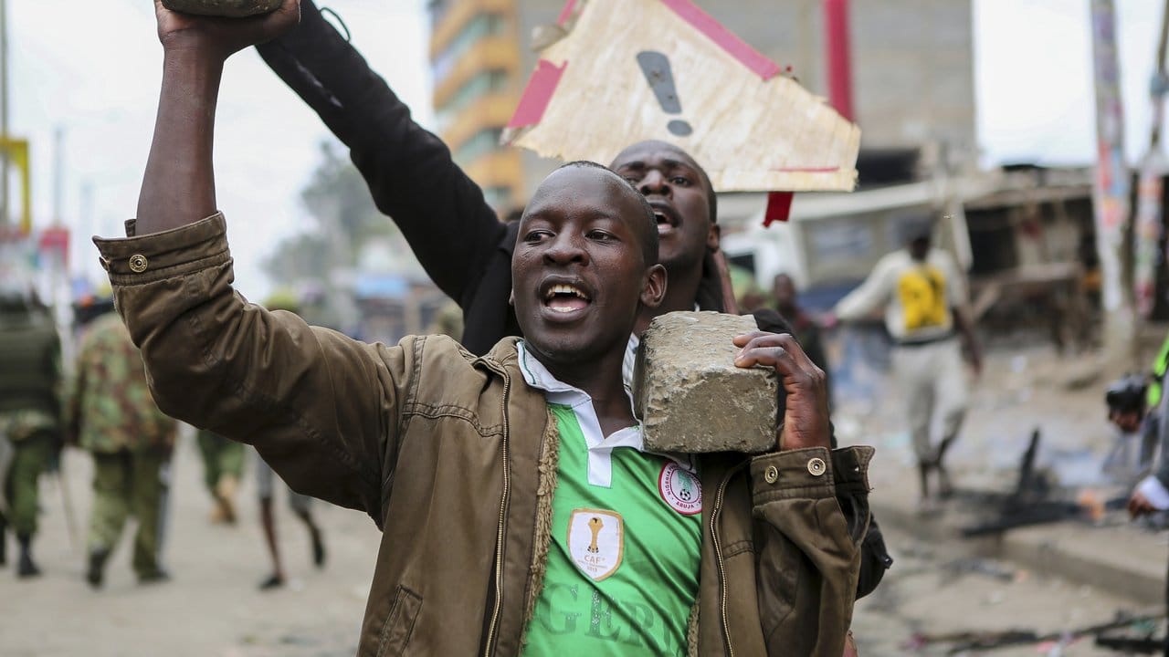 Handfeste Argumente: Anhänger des kenianischen Oppositionsführers Odinga protestieren in Nairobi gegen Präsident Kenyatta. Handfeste Argumente: Anhänger des kenianischen Oppositionsführers Odinga protestieren in Nairobi gegen Präsident Kenyatta.