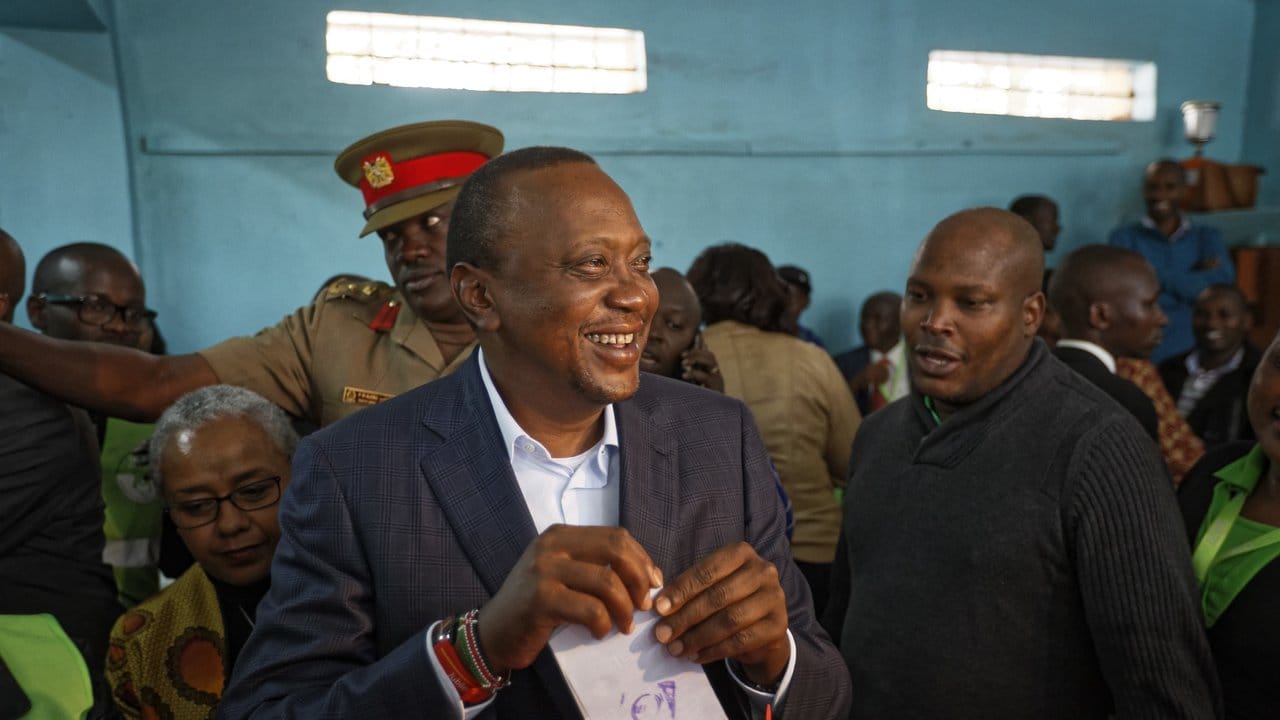 Bester Laune: Kenias Präsident Uhuru Kenyatta bei der Stimmabgabe am 8. Bester Laune: Kenias Präsident Uhuru Kenyatta bei der Stimmabgabe am 8.