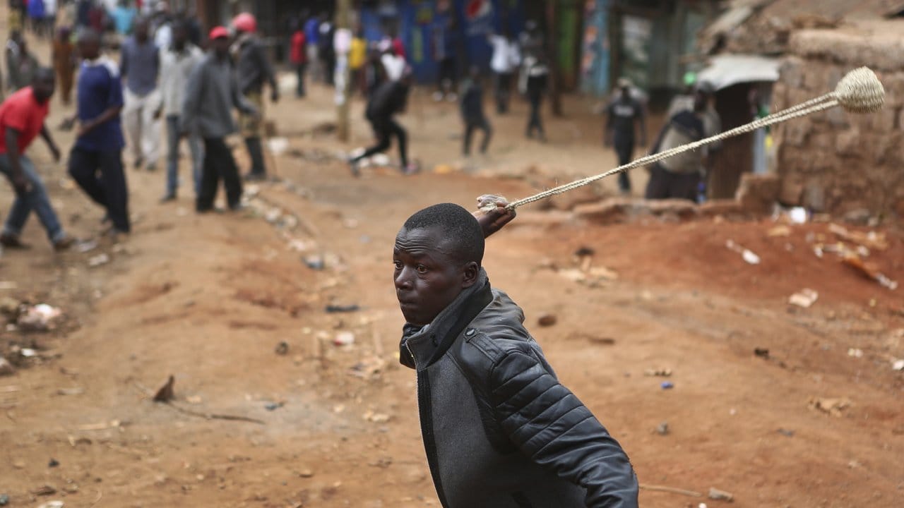 Mit allen Mitteln: Ein Unterstützer des kenianischen Oppositionsführers Odinga greift in Nairobi die Staatsmacht mit einer Steinschleuder an. Mit allen Mitteln: Ein Unterstützer des kenianischen Oppositionsführers Odinga greift in Nairobi die Staatsmacht mit einer Steinschleuder an.