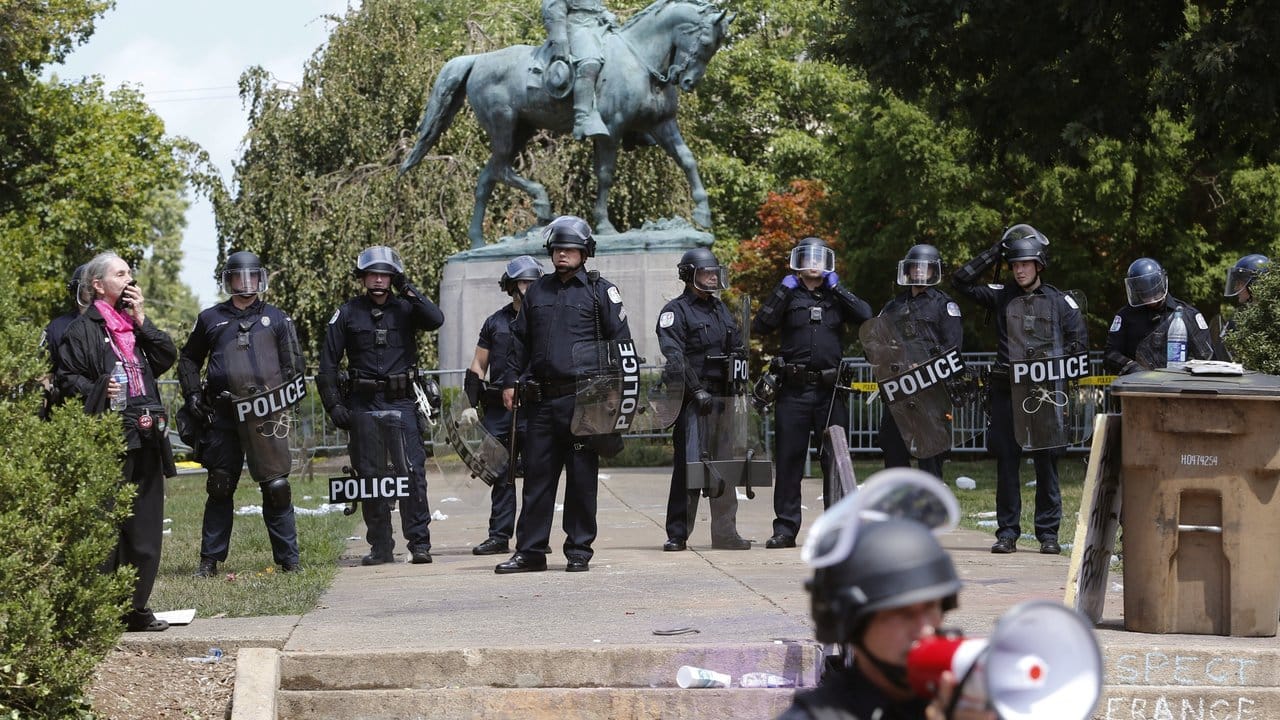 Polizisten bewachen nach den Gewalttätigkeiten in Charlottesville den Eingang zum Lee Park, wo eine Kundgebung von Rechtsextremisten und Neonazis stattfand.