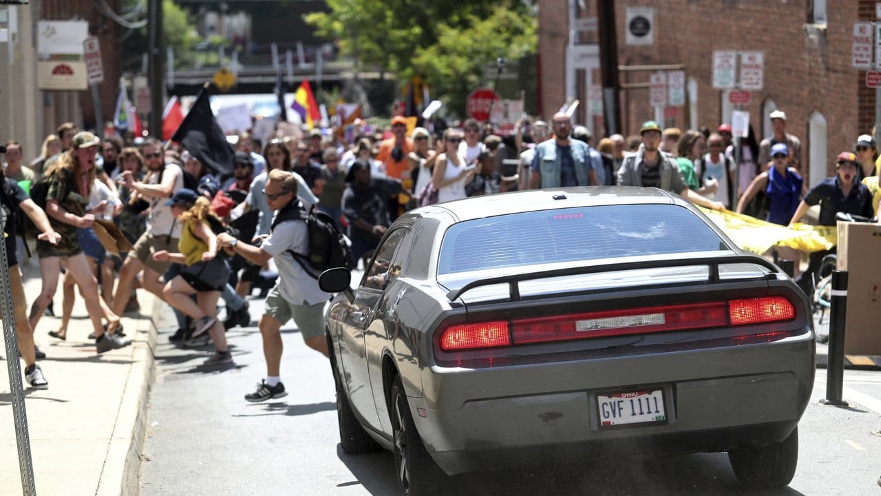 Ein Auto rast in Charlottesville in eine Gruppe von Gegendemonstranten.