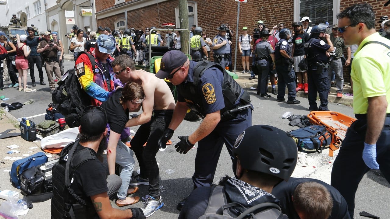 Erste Hilfe: In Charlottesville war ein Auto am Rande einer Kundgebung von Rechtsextremisten in eine Gruppen von Gegendemonstranten gerast.