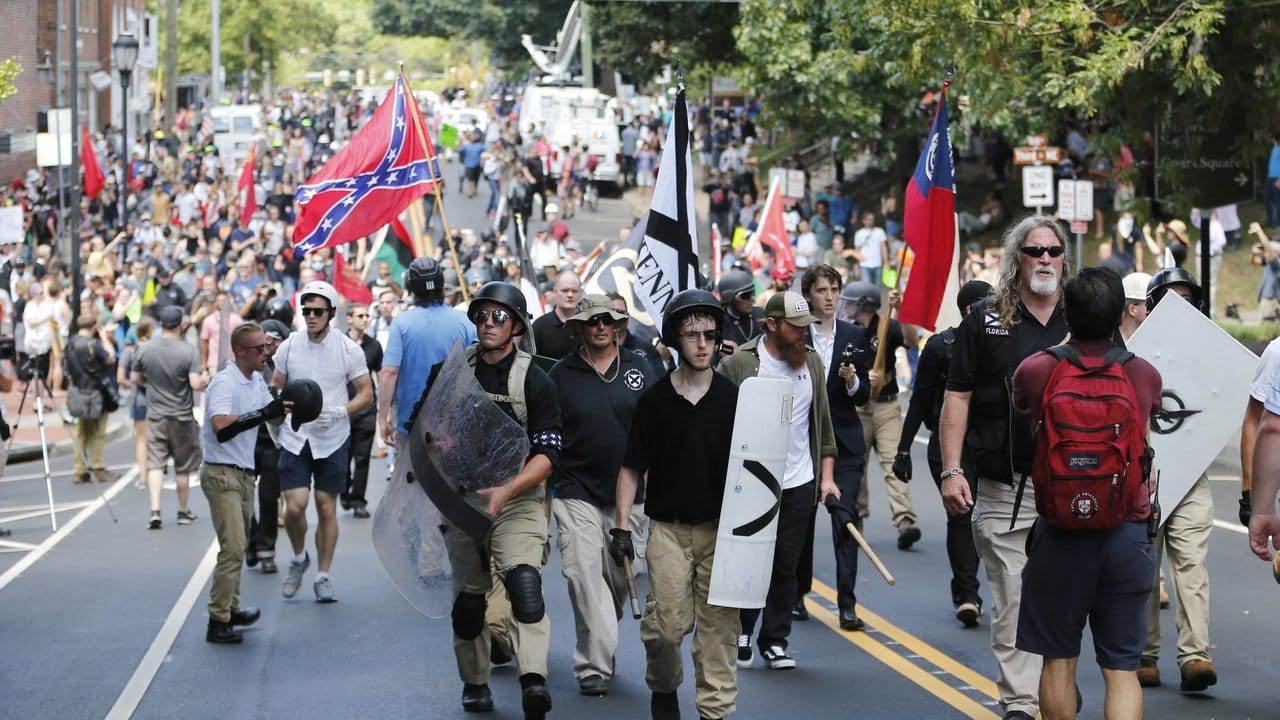 Rechtsextremistische ziehen durch die Straßen von Charlottesville.
