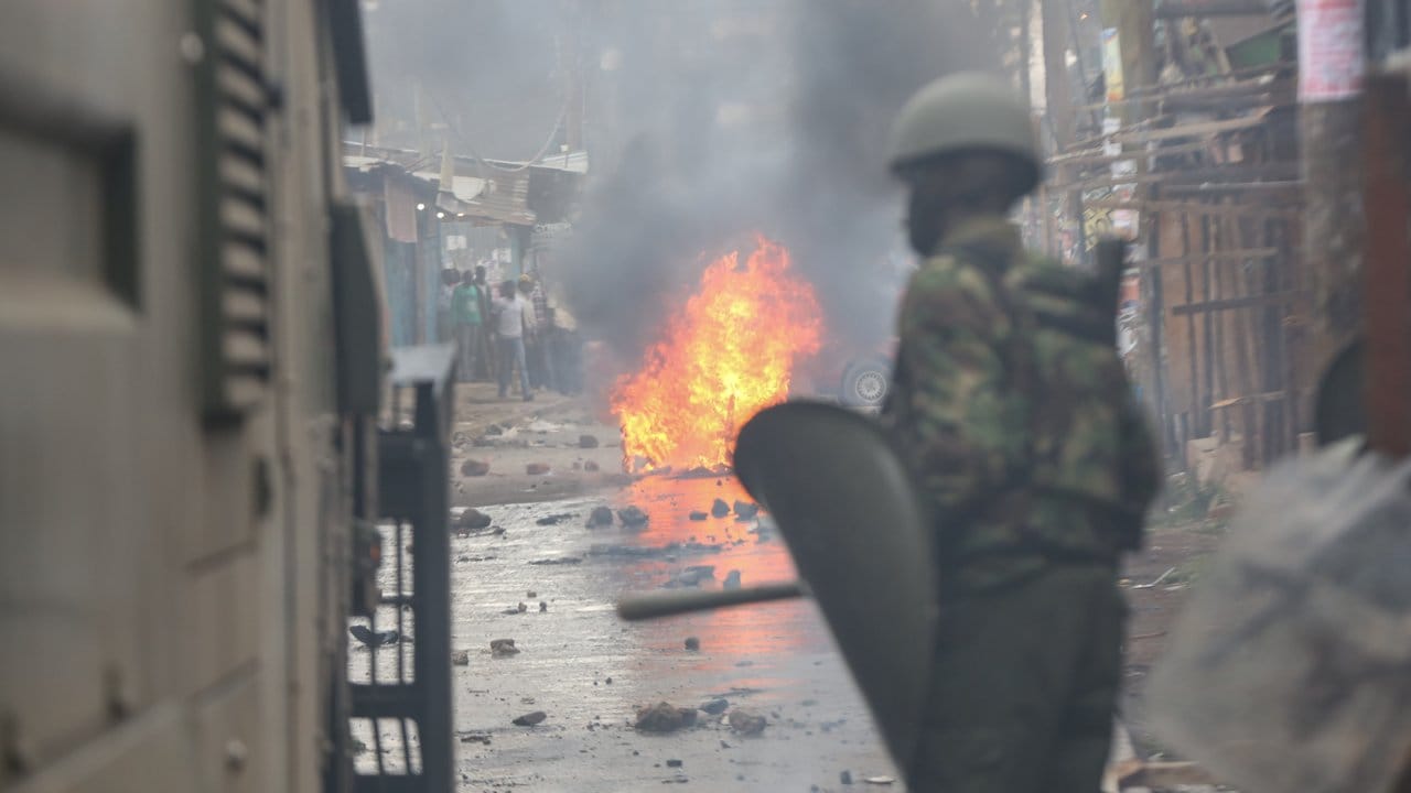 Polizisten im Slum Kibera in Nairobi. Polizisten im Slum Kibera in Nairobi.