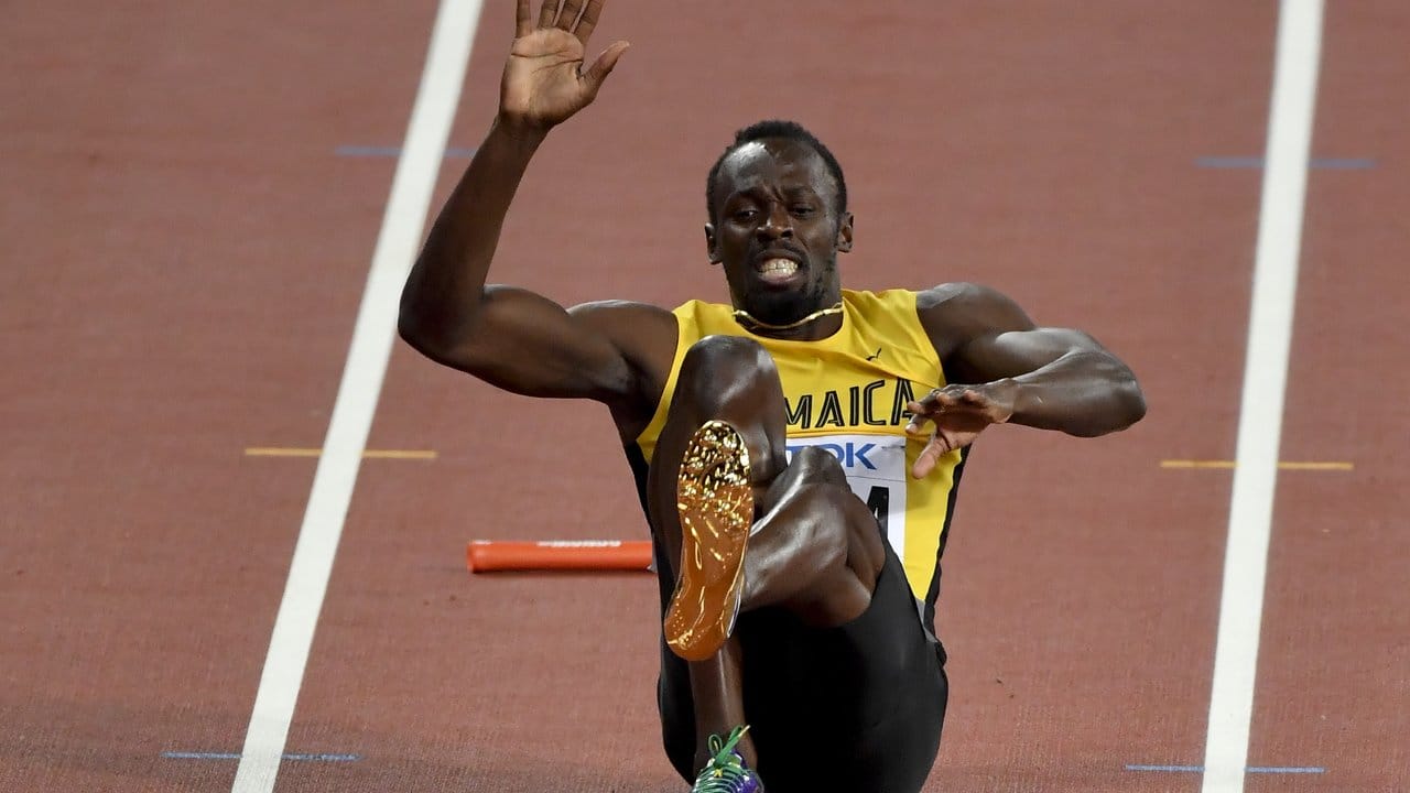 Usain Bolt liegt als Schlussläufer der 4x100-Meter-Staffel mit einem Krampf auf der Bahn.