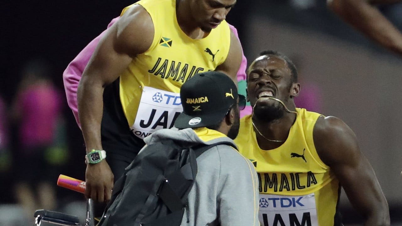 Usain Bolt bekommt nach seinem FallHilfe, aber der Rollstuhl soll es dann doch nicht sein.