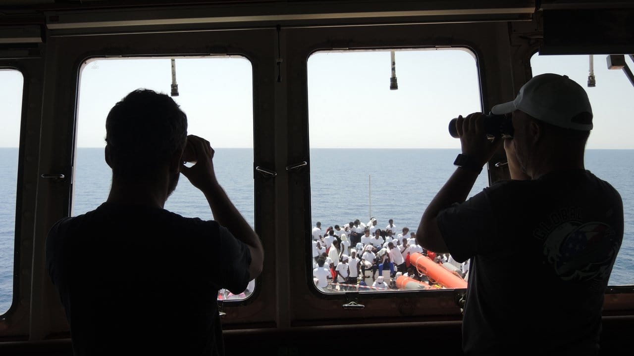 Kapitän und Offizier des Rettungsschiffs "Aquarius" blicken auf das Mittelmeer.