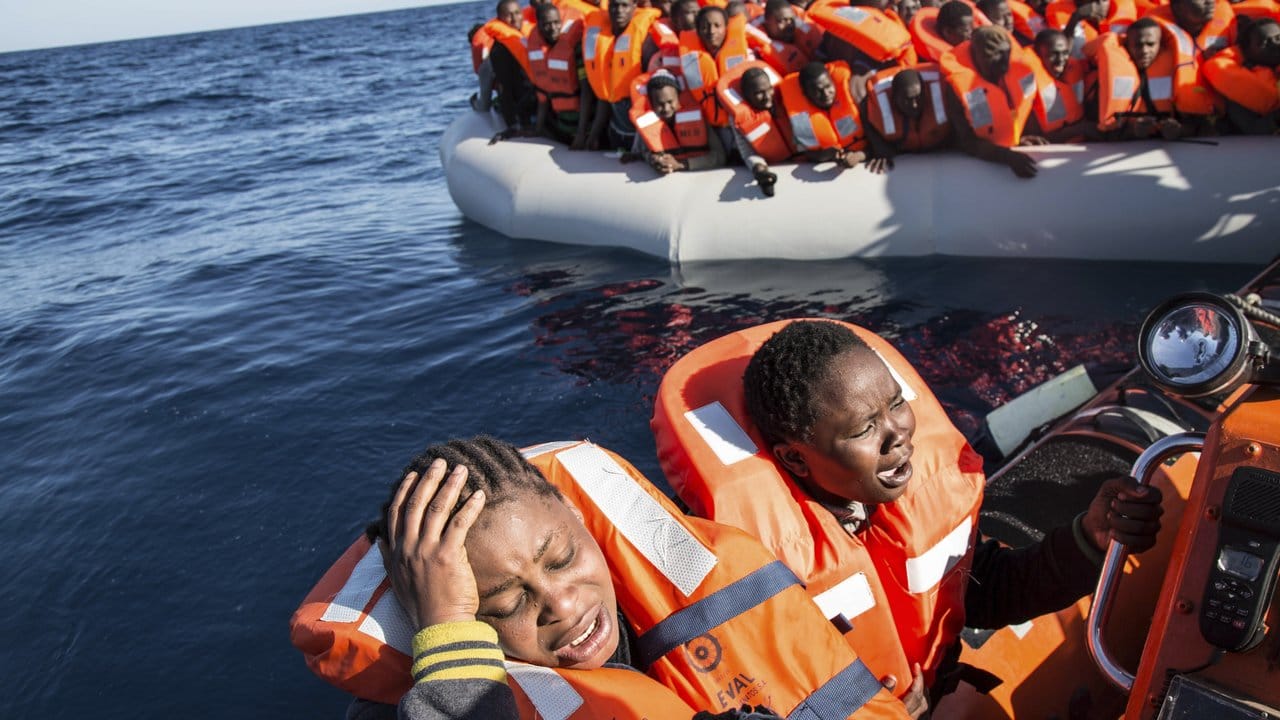 Flüchtlinge in Rettungsbooten auf dem Mittelmeer: Italien will Rettungseinsätze von NGOs künftig an klare Regeln binden.