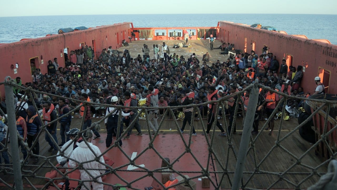 Aus Seenot gerettete Migranten warten auf den Transfer von einem zivilen Schiff im Mittelmeer auf das Rettungsschiff "Aquarius".