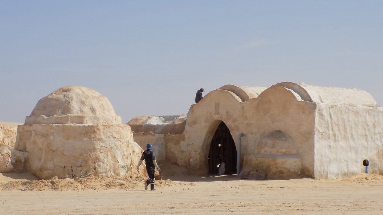 Arbeiter restaurieren die Star Wars Kulissen vom Filmset "Mos Espa" in Tunesien.