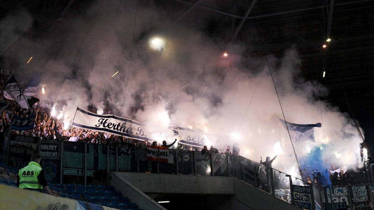 Anhänger von Hertha BSC brennen in ihrem Block Pyrotechnik ab.