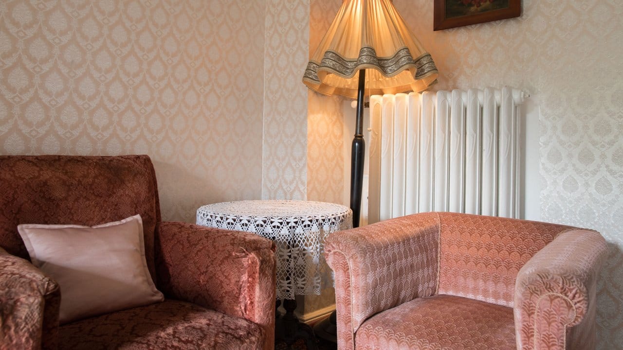 Ein bisschen aus der Zeit gefallen: Die Sitzecke in Zimmer 10. Ein bisschen aus der Zeit gefallen: Die Sitzecke in Zimmer 10.