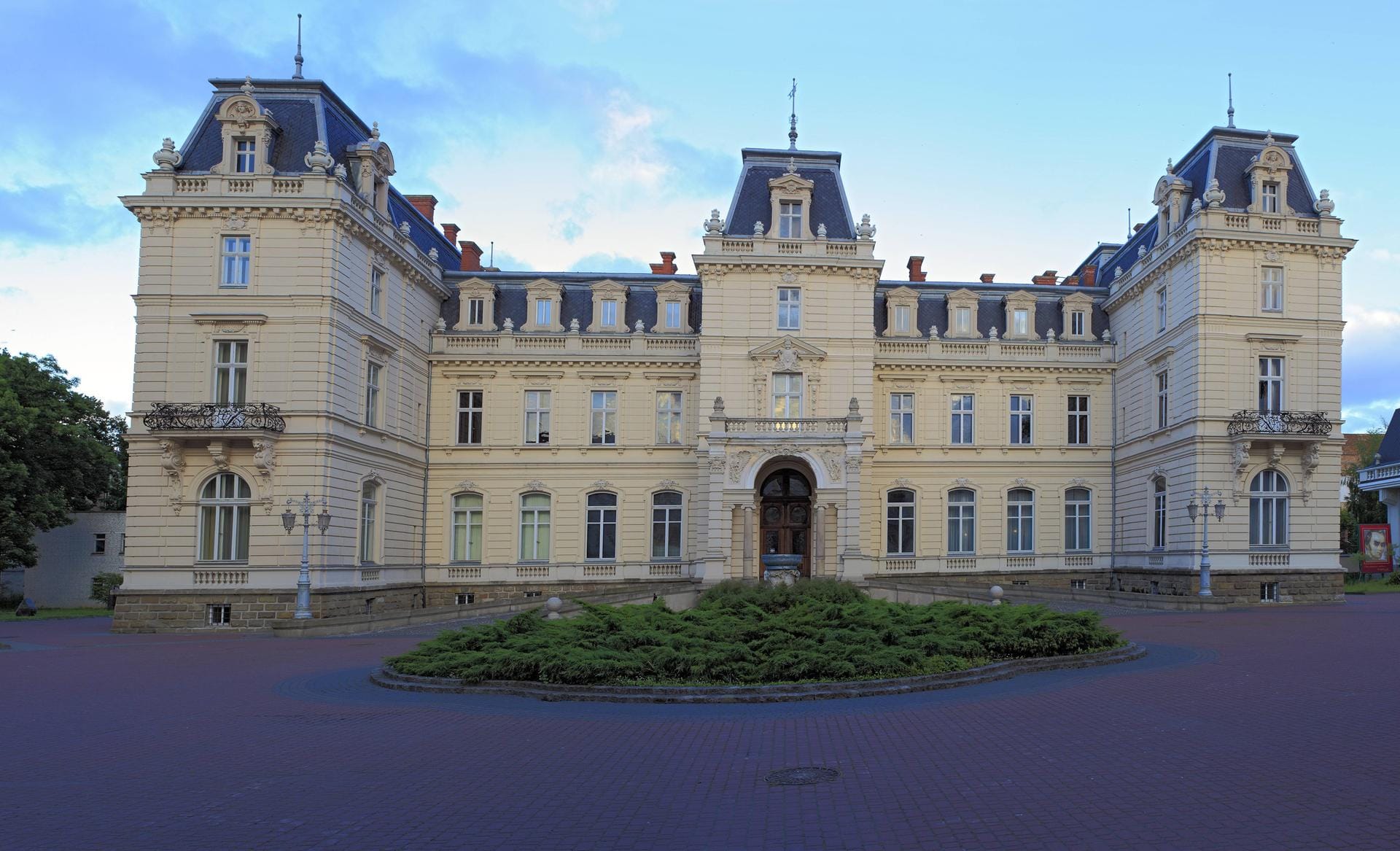 Fassade des Bjelski-Palasts in Lemberg: Der Palast wurde 1923 für die Familie Bjelski nach dem Entwurf des Architekten Iwan Bahenskyj errichtet.