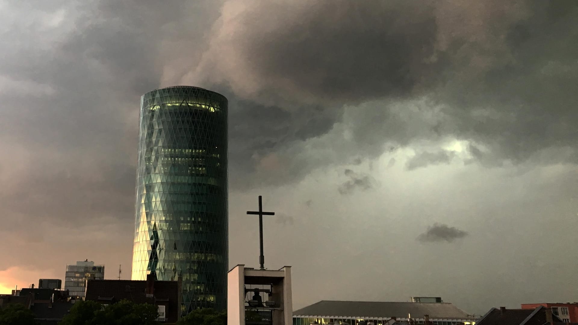 Dunkle Wolken über Frankfurt am Main (Hessen).