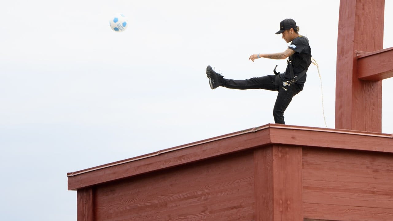 Neymar spielt in Genf einen Ball vom Kunstwerk "Broken Chair", einem Symbol für die Opfer von Anti-Personen-Minen.