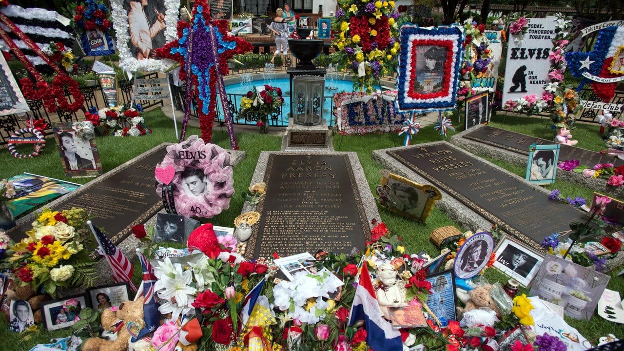 Blumen, Stofftiere, Fotos und andere Andenken an Elvis Presley im Meditationsgarten in Graceland.
