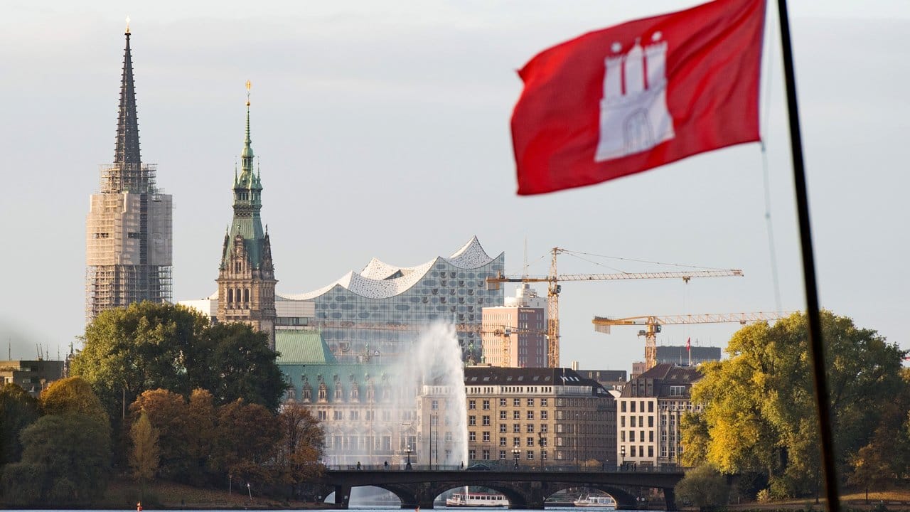 Die Außenalster in Hamburg, im Hintergrund sind das Rathaus, die Elbphilharmonie und die Alsterfontäne zu sehen.
