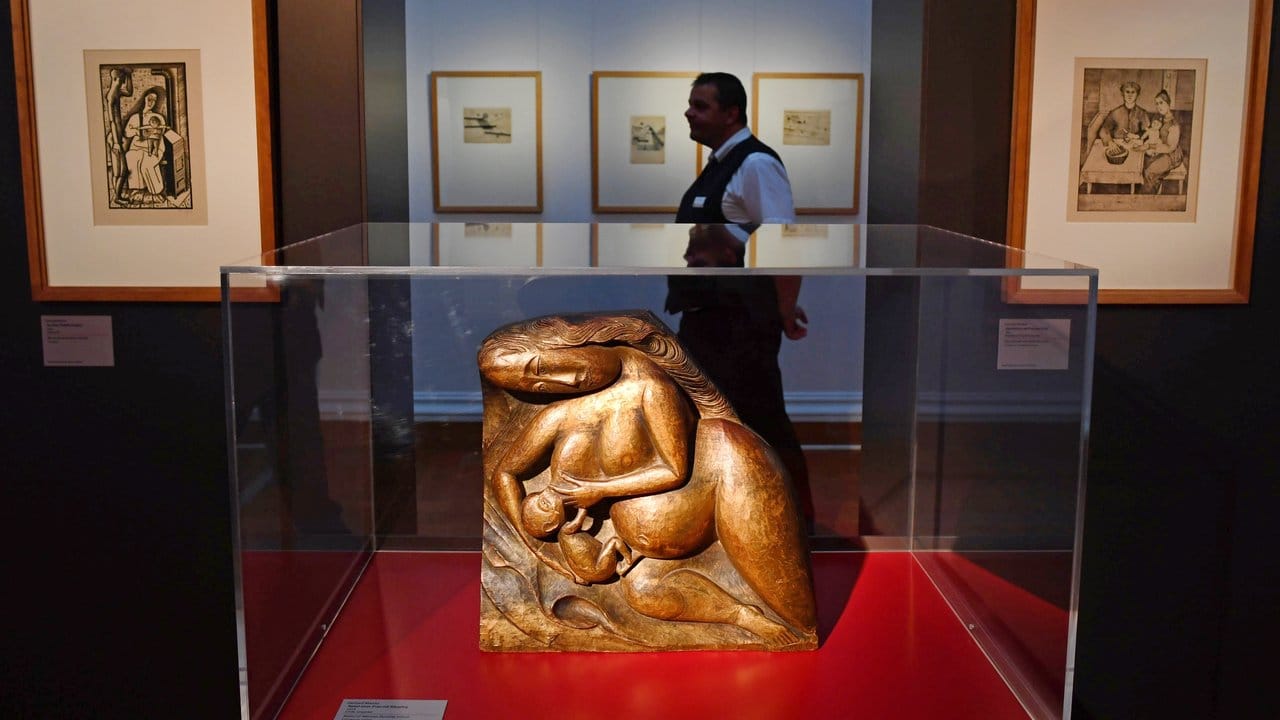 Das "Relief einer Frau mit Säugling" aus vergoldeten Lindenholz (1919) von Gerhard Marcks.