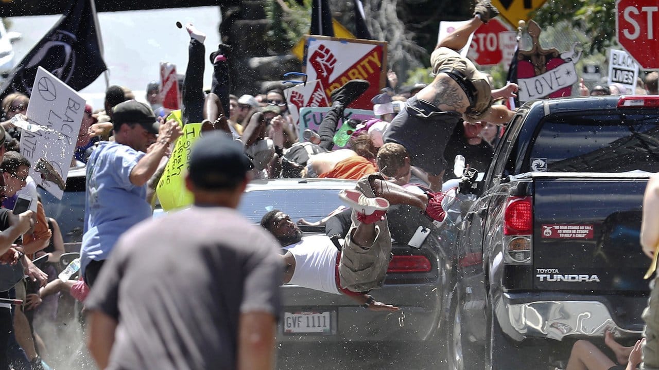Der Moment der Attacke: Ein Auto schleudert in Charlottesville Demonstranten in die Luft.