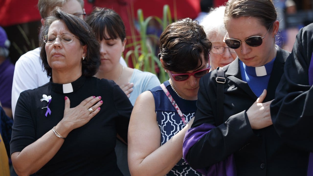 Kirchenangehörige und Trauernde beten in Charlottesville bei einem Gedenkgottesdienst für Heather Heyer, die bei den rechtsextremen Ausschreitungen getötet wurde.