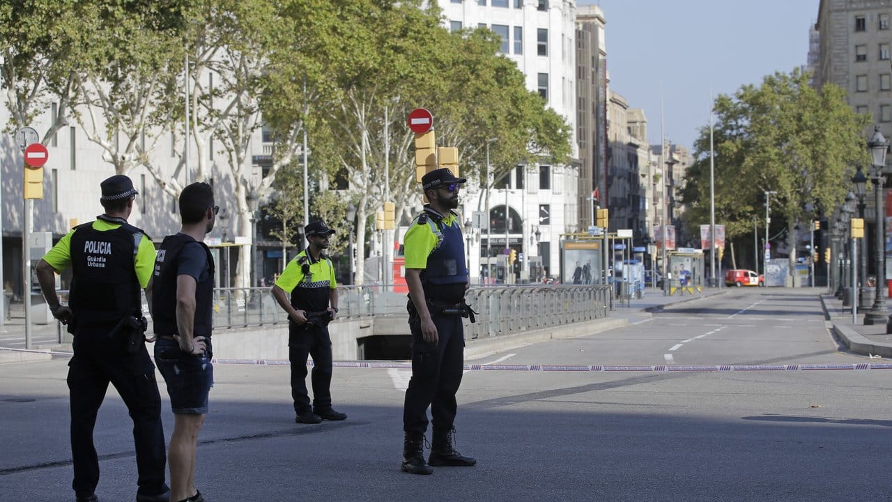 Polizeisperre in Barcelona: Ein Lieferwagen ist in eine Menschenmenge auf einer belebten Einkaufstraße gerast.