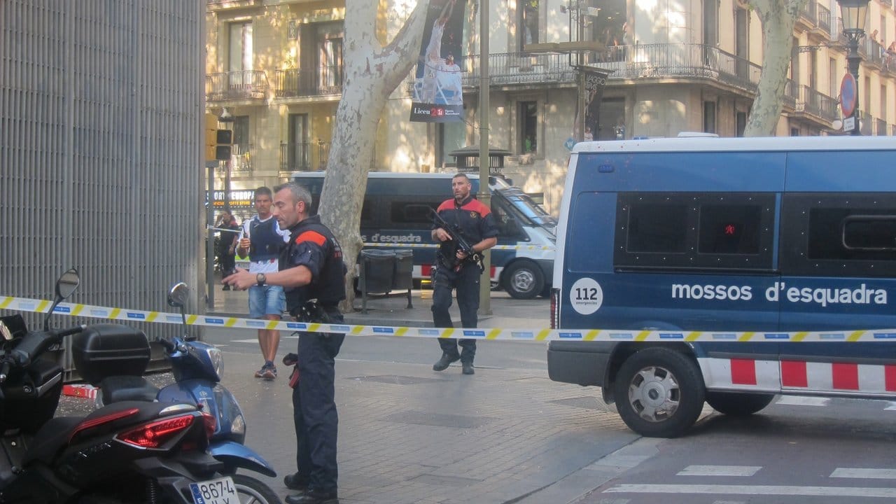 Ein Reporter des staatlichen spanischen Fernsehens berichtet von einem riesigen Polizeiaufgebot, auch zahlreiche Krankenwagen sind im Einsatz.