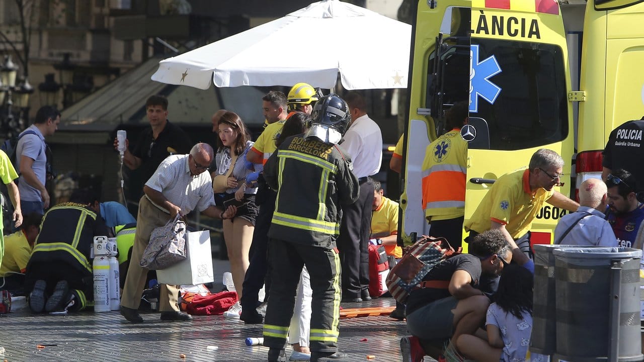 Sanitäter versorgen nahe des Boulevards Las Ramblas Verletzte.