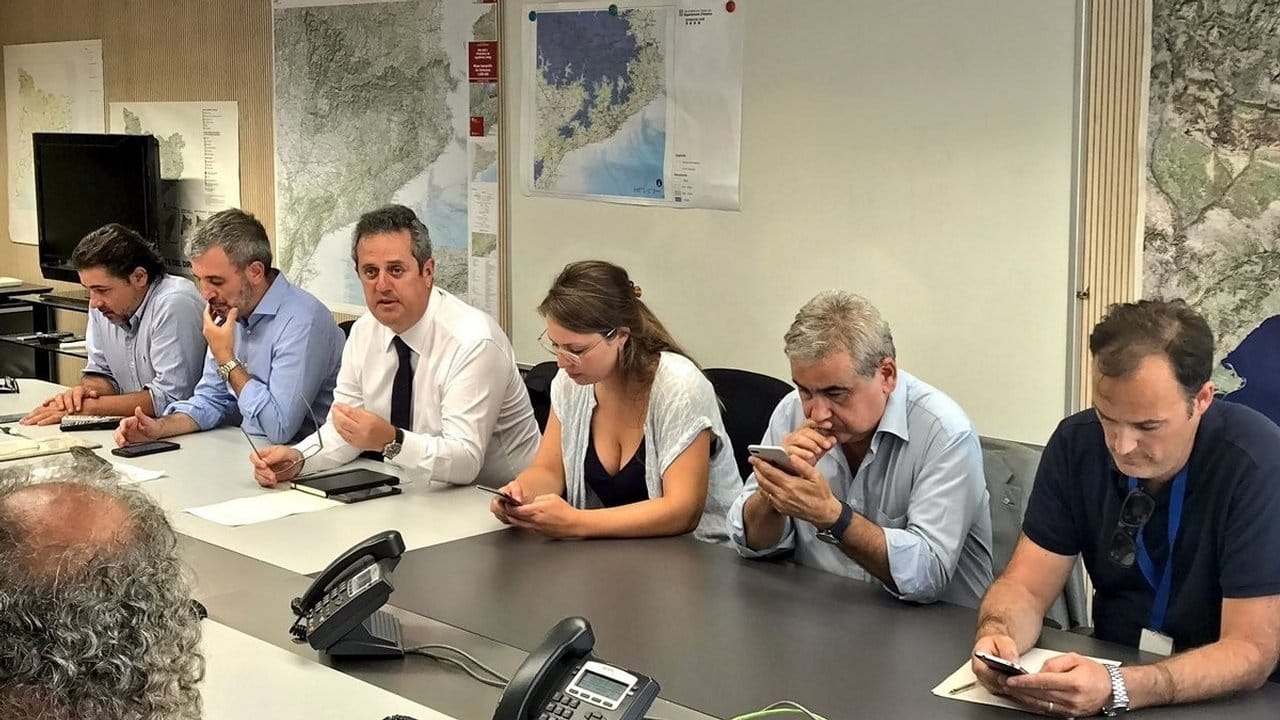 Mitglieder der Regierung Kataloniens und Barcelonas besprechen nach der Attacke die Lage.