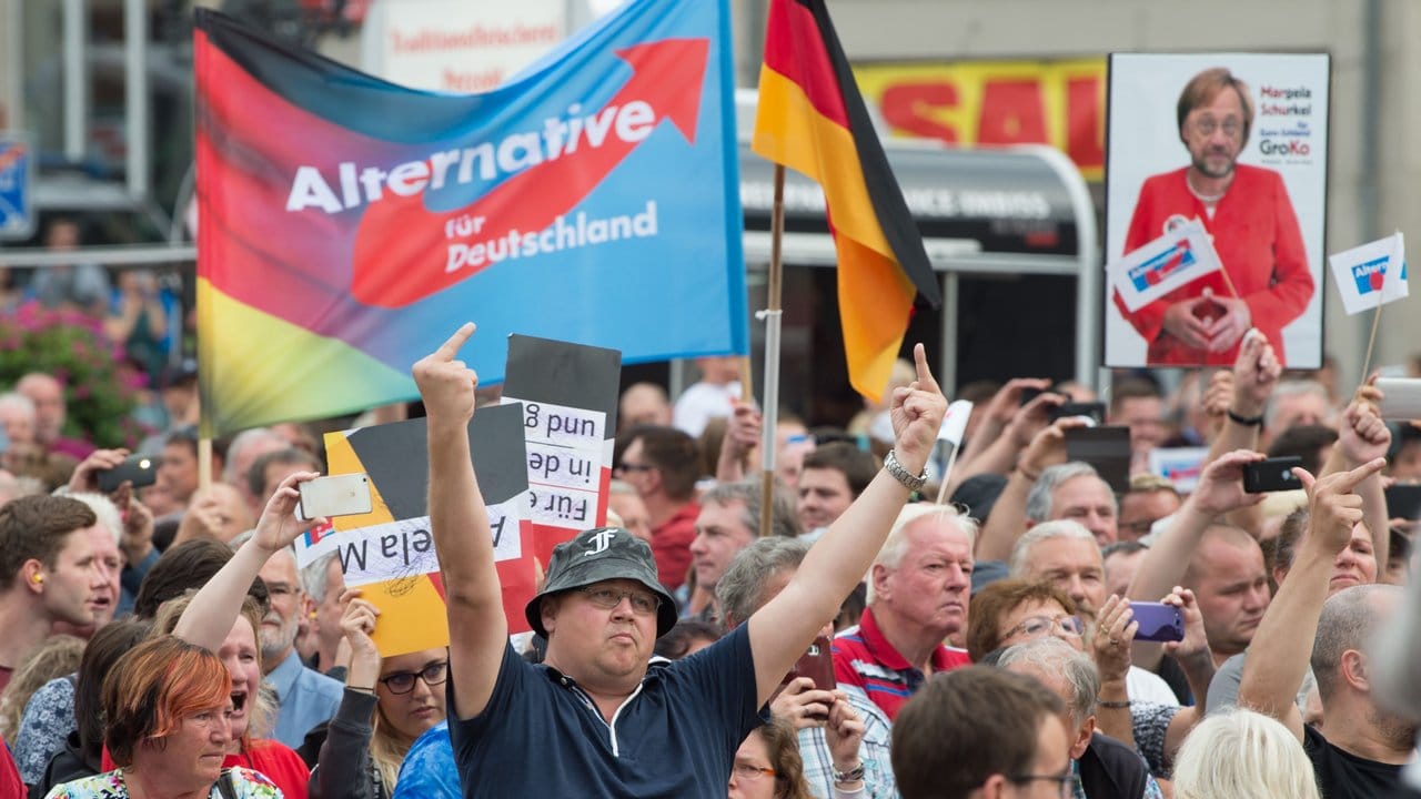 "Nicht meine Kanzlerin": Protest in Annaberg-Buchholz. "Nicht meine Kanzlerin": Protest in Annaberg-Buchholz.