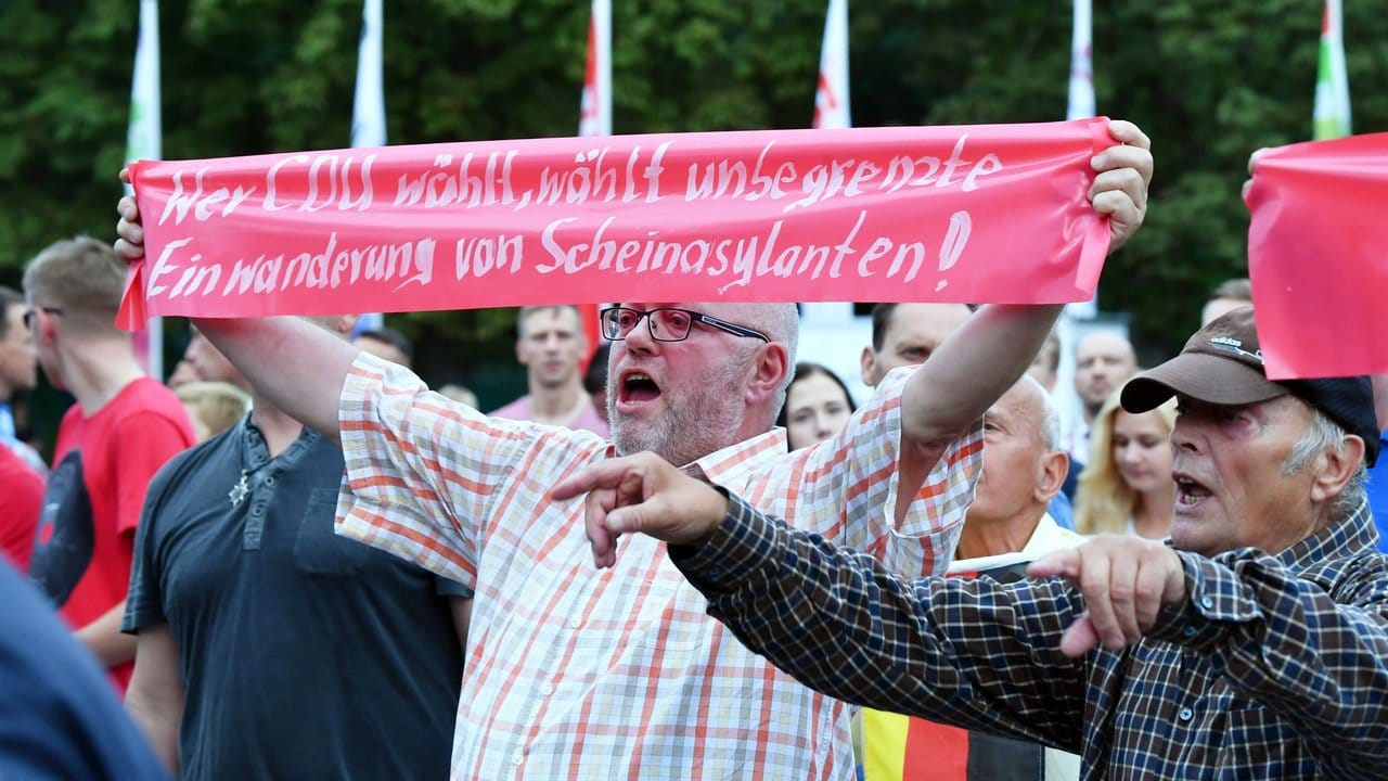 Menschen bekunden beim Wahlkampfauftritt der CDU in Apolda ihren Unmut. Menschen bekunden beim Wahlkampfauftritt der CDU in Apolda ihren Unmut.