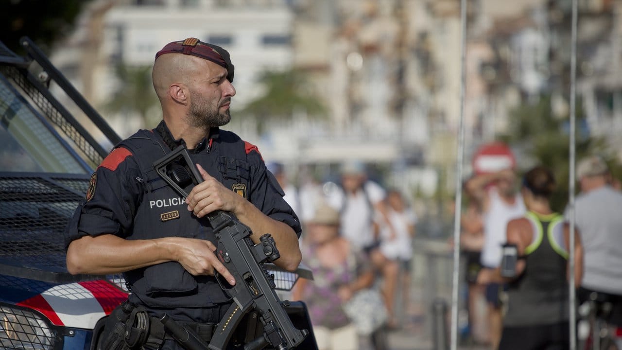 Ein Polizist patrouilliert in Cambrils: In dem Badeort rund 100 Kilometer südwestlich von Barcelona erschossen die Einsatzkräfte fünf mutmaßliche Terroristen.