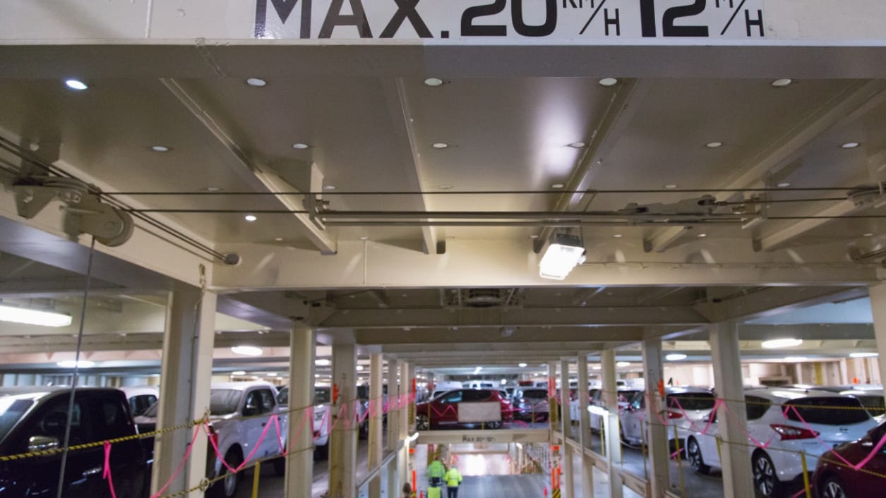 Im Inneren wirkt ein Car Carrier wie ein riesiges Parkhaus – nur, dass hier die Autos wesentlich enger stehen, und die Decken deutlich niedriger sind.