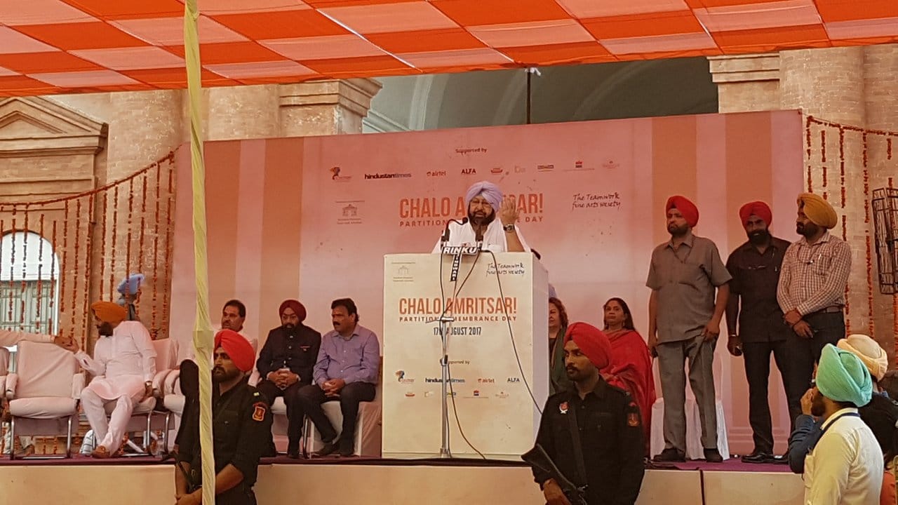 Der Regierungschef des indischen Bundesstaates Punjab, Amarinder Singh (M), eröffnet das Partition Museum in Amritsar (Indien).