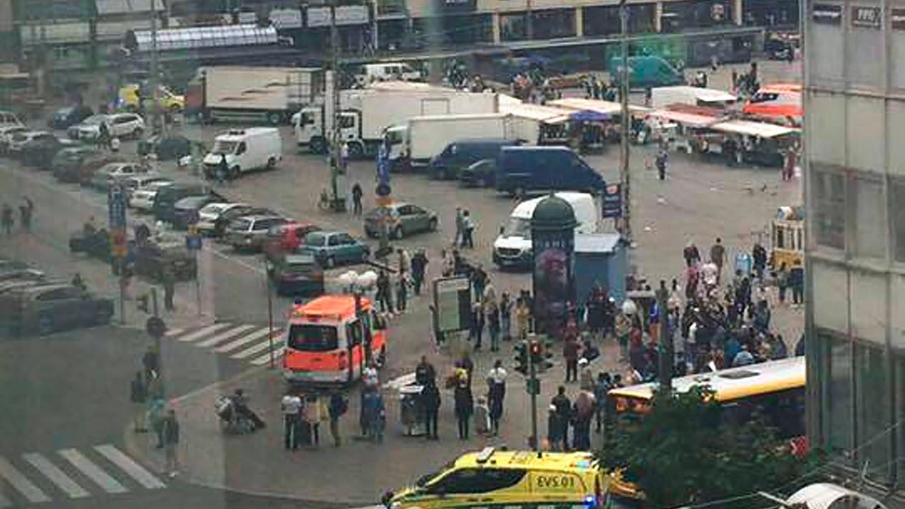Rettungskräfte auf dem Marktplatz in Turku: Die Polizei hat auf einen Messerangreifer geschossen, der zuvor mehrere Menschen verletzt hatte.