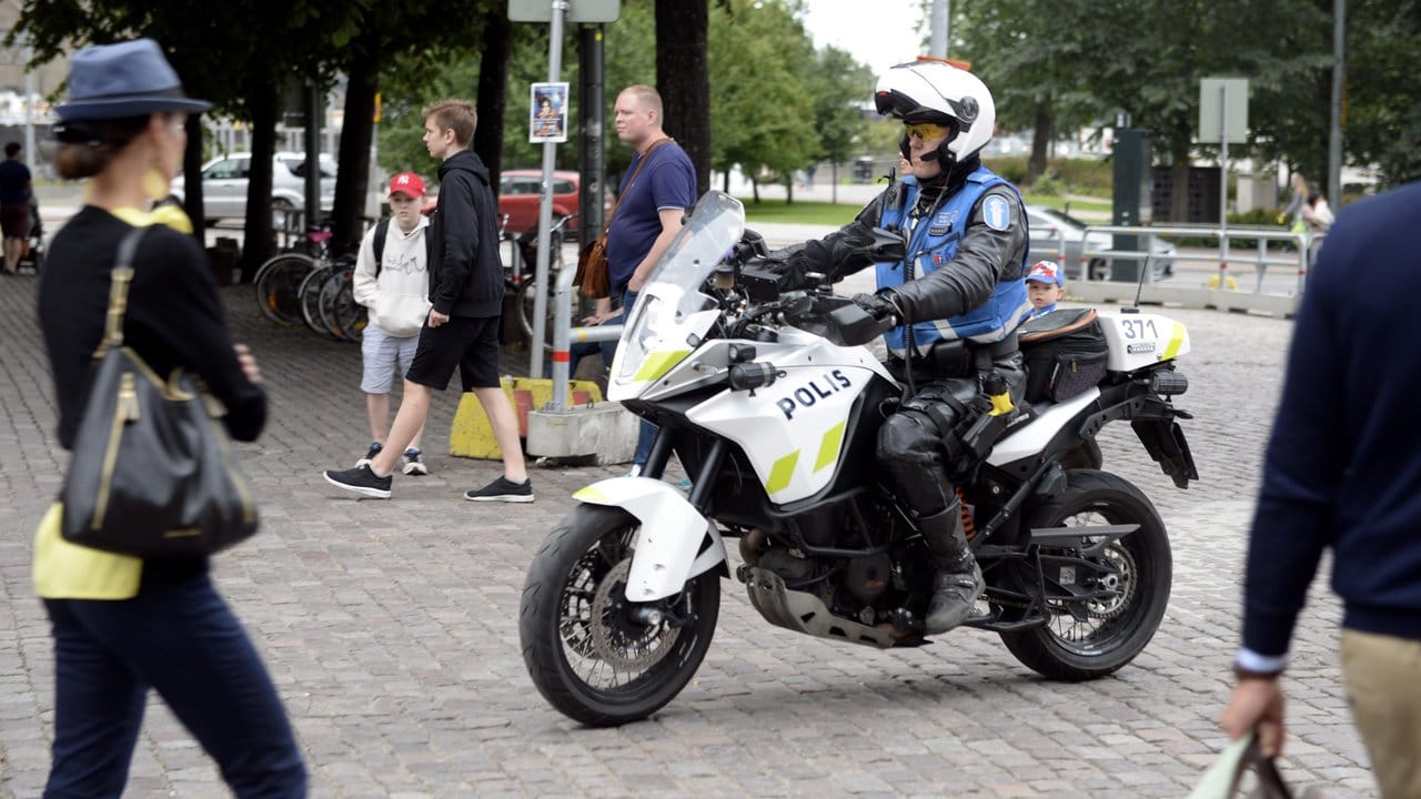 Polizist in Helsinki: Nach einem Vorfall in Turku, bei dem mehrere Menschen niedergestochen wurden, haben die Behörden die Polizeipräsenz im Land erhöht.
