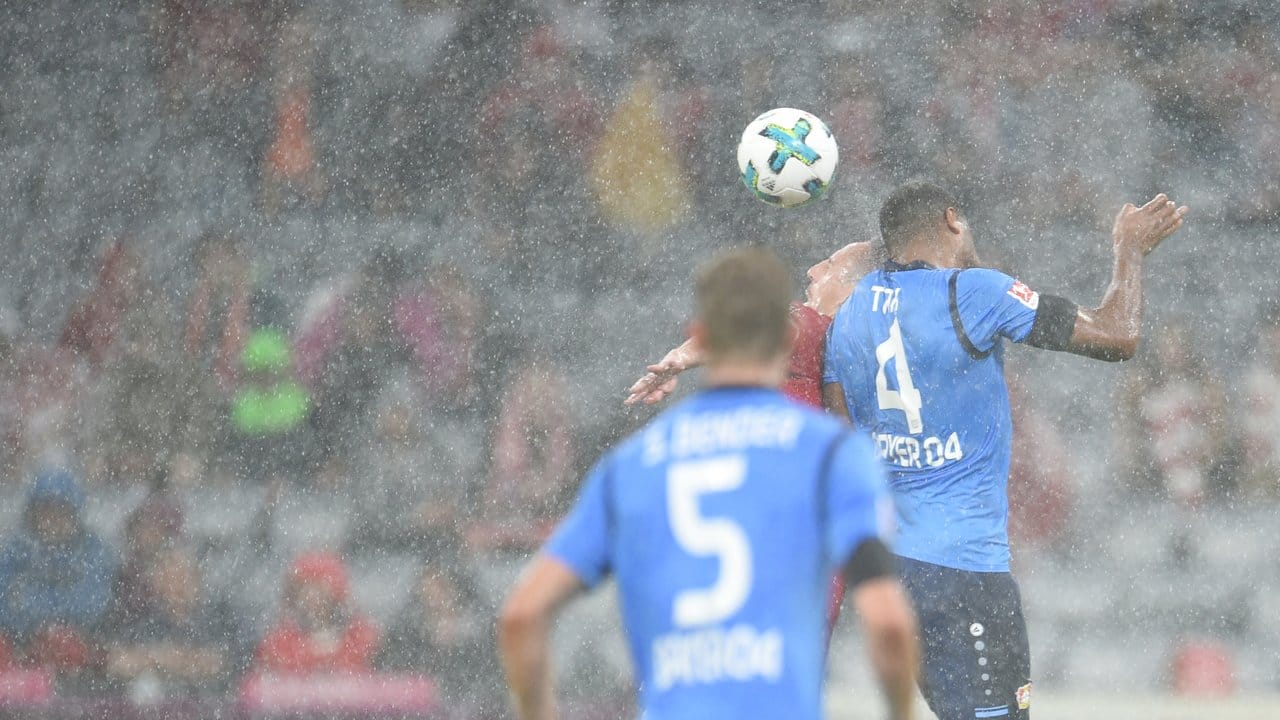 Durch den heftigen Regen in der Allianz Arena war es zeitweise eine Wasserschlacht.