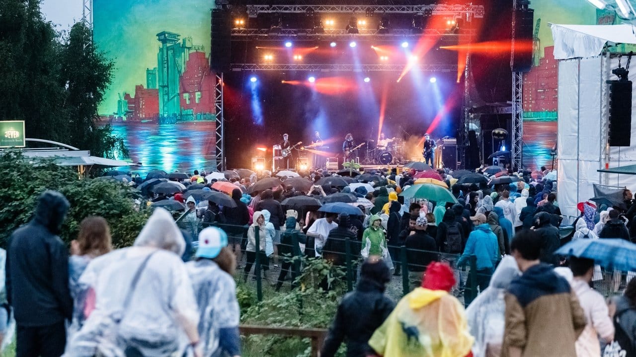 In strömendem Regen haben Tausende Festivalfans den Start des "MS Dockville" in Hamburg-Wilhelmsburg gefeiert.