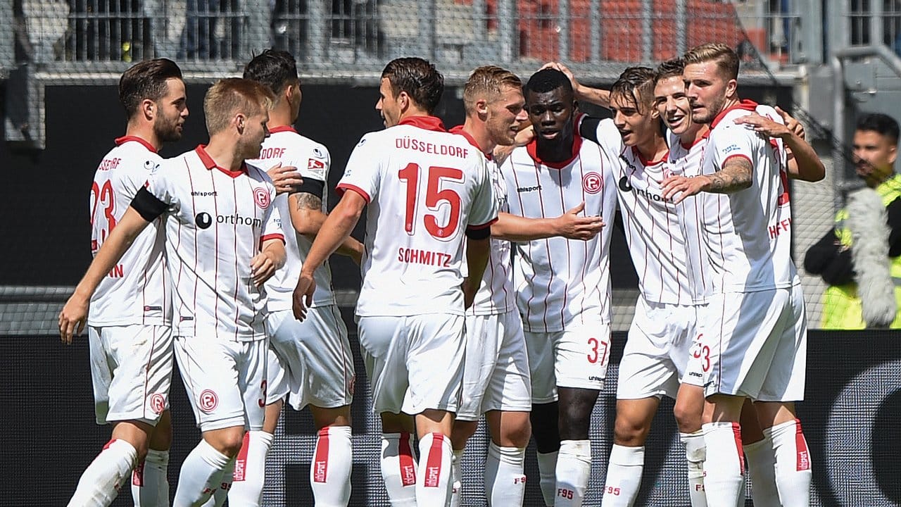 Glücklich nicht nur im Namen: Die Spieler von Fortuna Düsseldorf bejubeln den Sieg gegen Kaiserslautern.