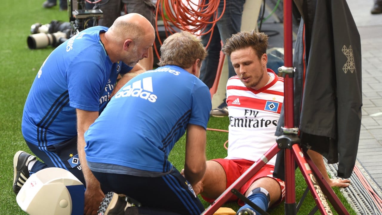 Hamburgs Nicolai Müller verletzte sich nach seinem Treffer zum 1:0 gegen Augsburg beim Torjubel.