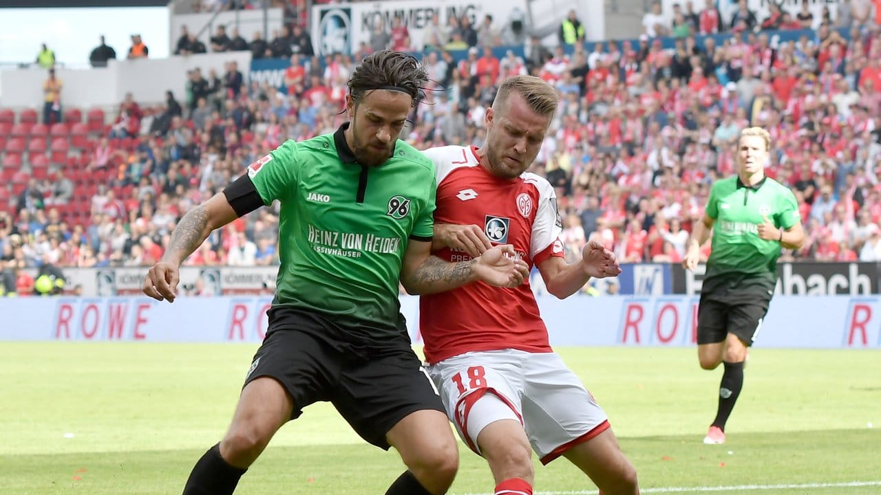 Hannovers Martin Harnik (l) erzielte das einzige Tor im Spiel gegen Mainz.