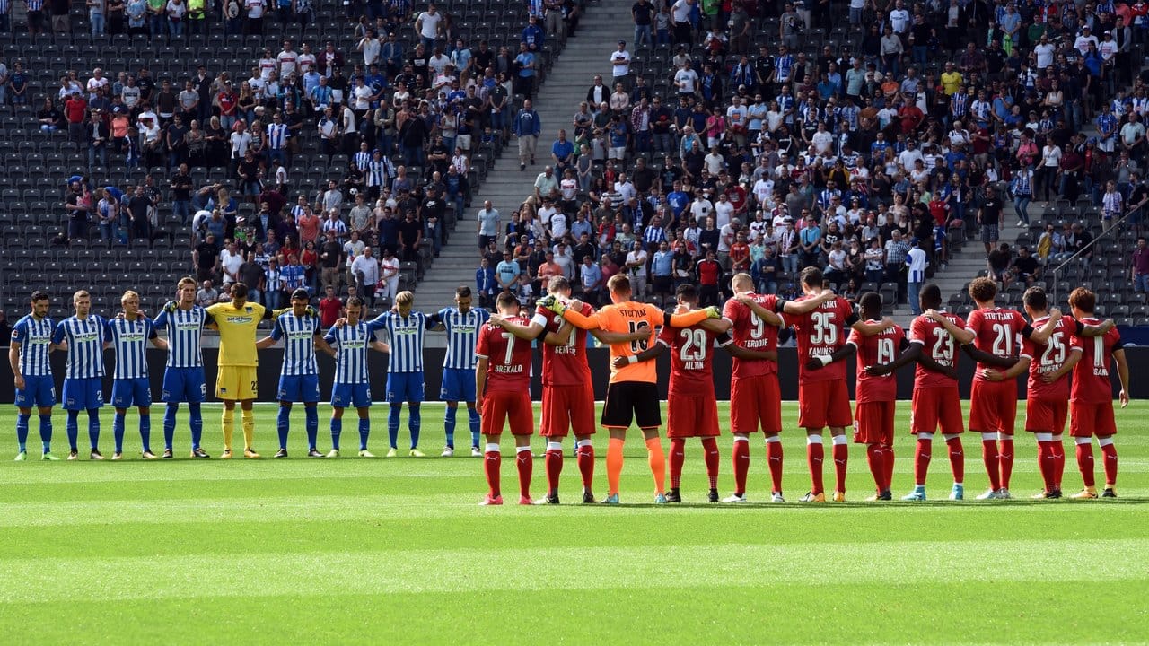 Auch vor den Samstagsspielen gab es in den Stadien eine Gedenkminute für die Opfer der Terroranschläge in Spanien.