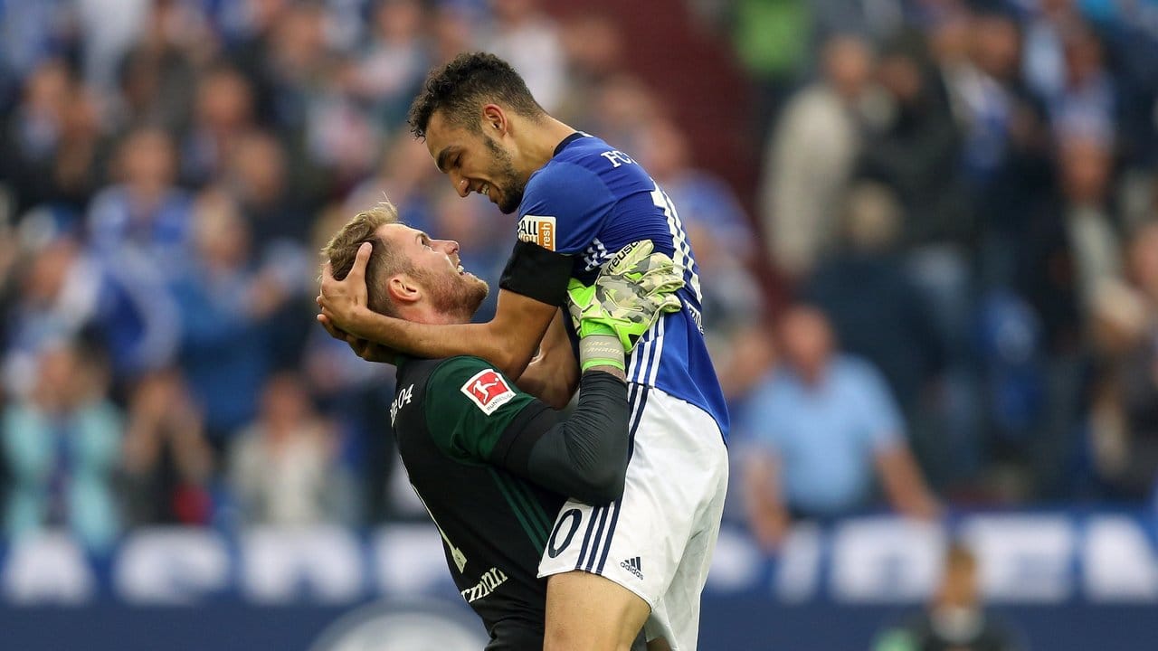 Die Schalker Nabil Bentaleb und Ralf Fährmann bejubeln das Tor zum 1:0 gegen Leipzig.