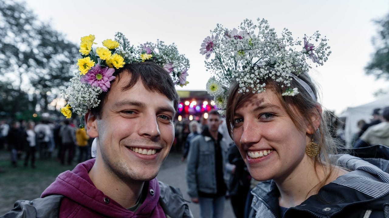 Zwei Blumenkinder beim Dockville-Festival in Hamburg.