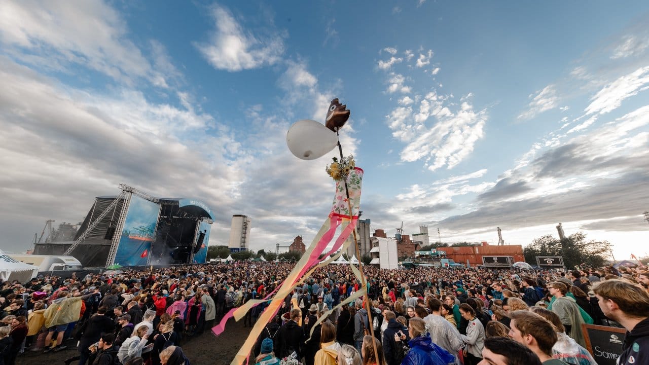 Geht doch: Blauer Himmel über Hamburg beim Dockville-Festival. Geht doch: Blauer Himmel über Hamburg beim Dockville-Festival.