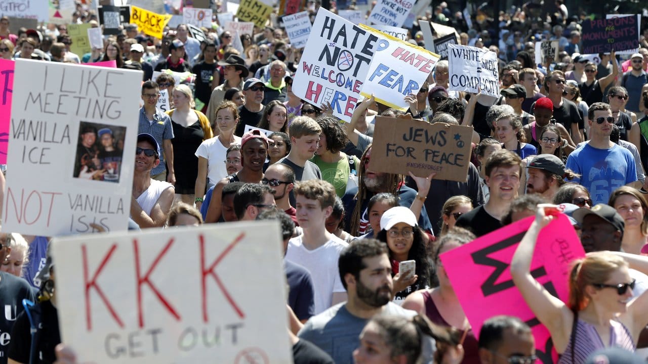 Tausende protestierten gegen die Kundgebung "Boston Free Speech".