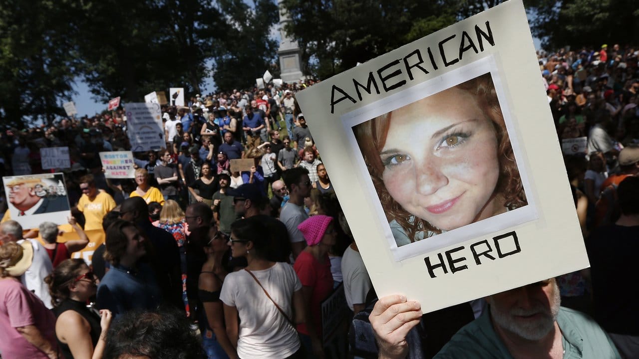 Ein Demonstrant hält ein Foto der in Charlottesville umgekommenen Heather Heyer.