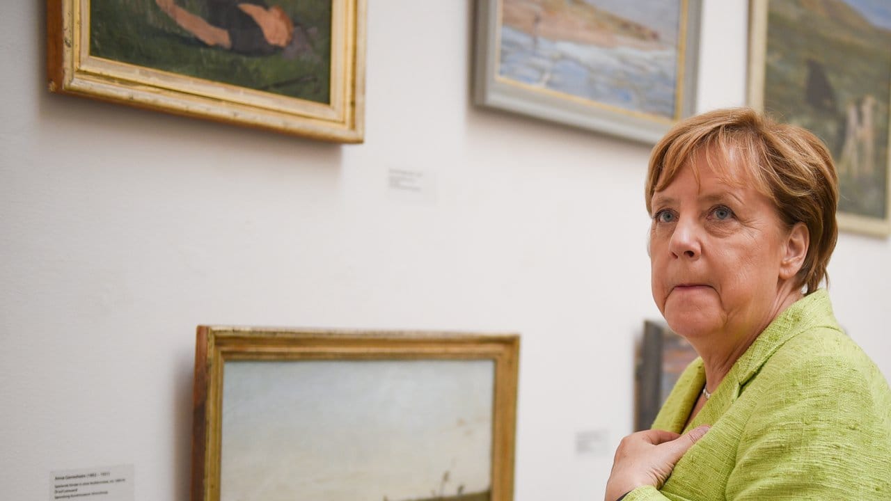 Bundeskanzlerin Angela Merkel im Kunstmuseum in Ahrenshoop.