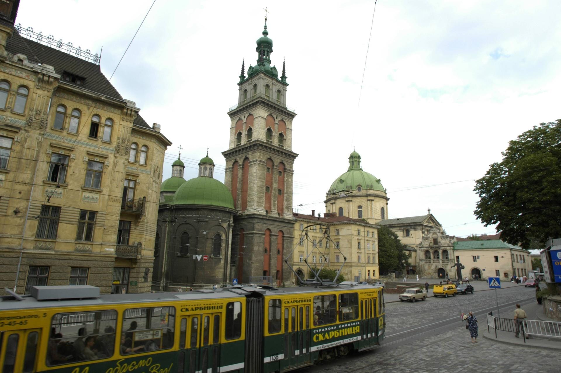 Die alten Straßenbahnen gehören in das Lemberger Stadtbild ebenso wie die vielen Sakralbauten.
