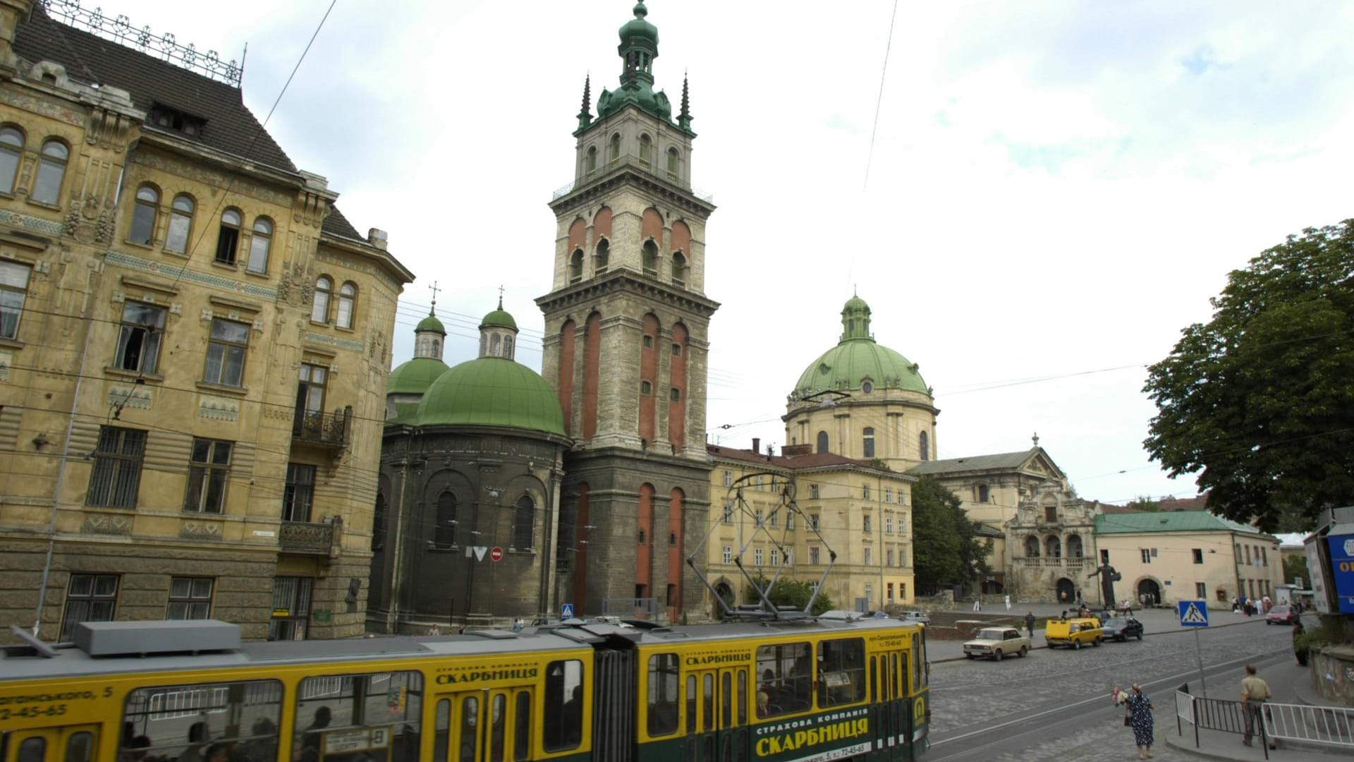 Die alten Straßenbahnen gehören in das Lemberger Stadtbild ebenso wie die vielen Sakralbauten.