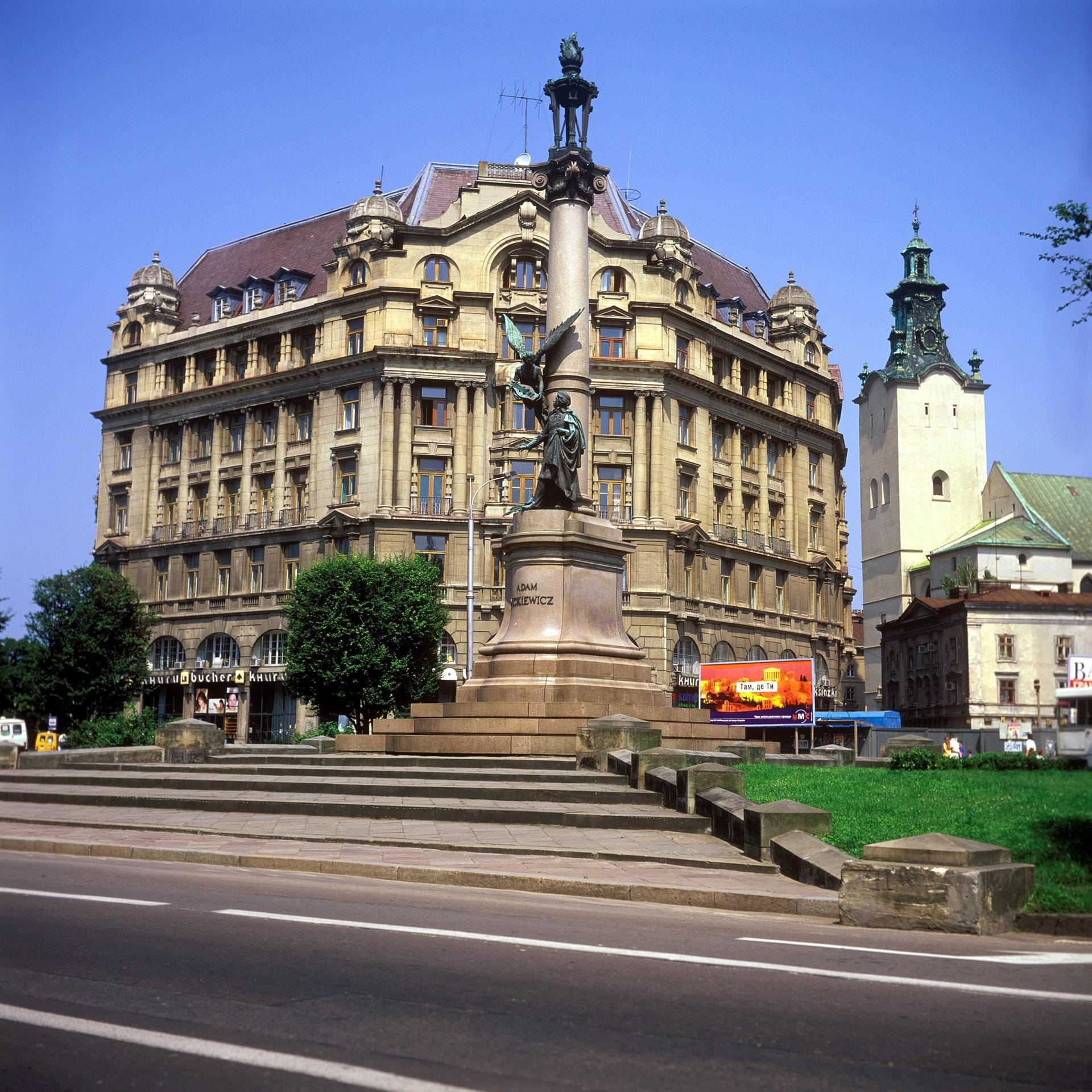 Rathaus in der Altstadt von Lemberg mit dem Denkmal für den polnischen Nationaldichter Adam Mickiewicz.
